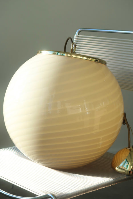 Vintage Murano Vetri loftlampe i gult glas. Glasset er mundblæst i rund form med et smukt swirl mønster. Håndlavet i Italien, 1970erne, og har messing ophæng. D:34 cm