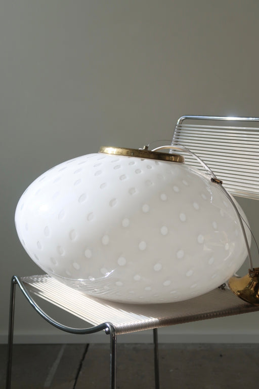 Ekstra stor vintage Murano Vetri pendel loftlampe i oval form. Mundblæst i hvid glas med mønster af bobler. Designet af Gambaro E Poggi. Håndlavet I Italien, 1970erne, og kommer med original ophæng i messing. D:50 cm