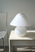 Den fineste vintage Murano mushroom bordlampe med lys i både over- og underskærm. Mundblæst i hvid glas med swirl mønster. Består af overskærm og underdel med hvid metalramme samt ny ledning. Håndlavet i Italien, 1970erne. 