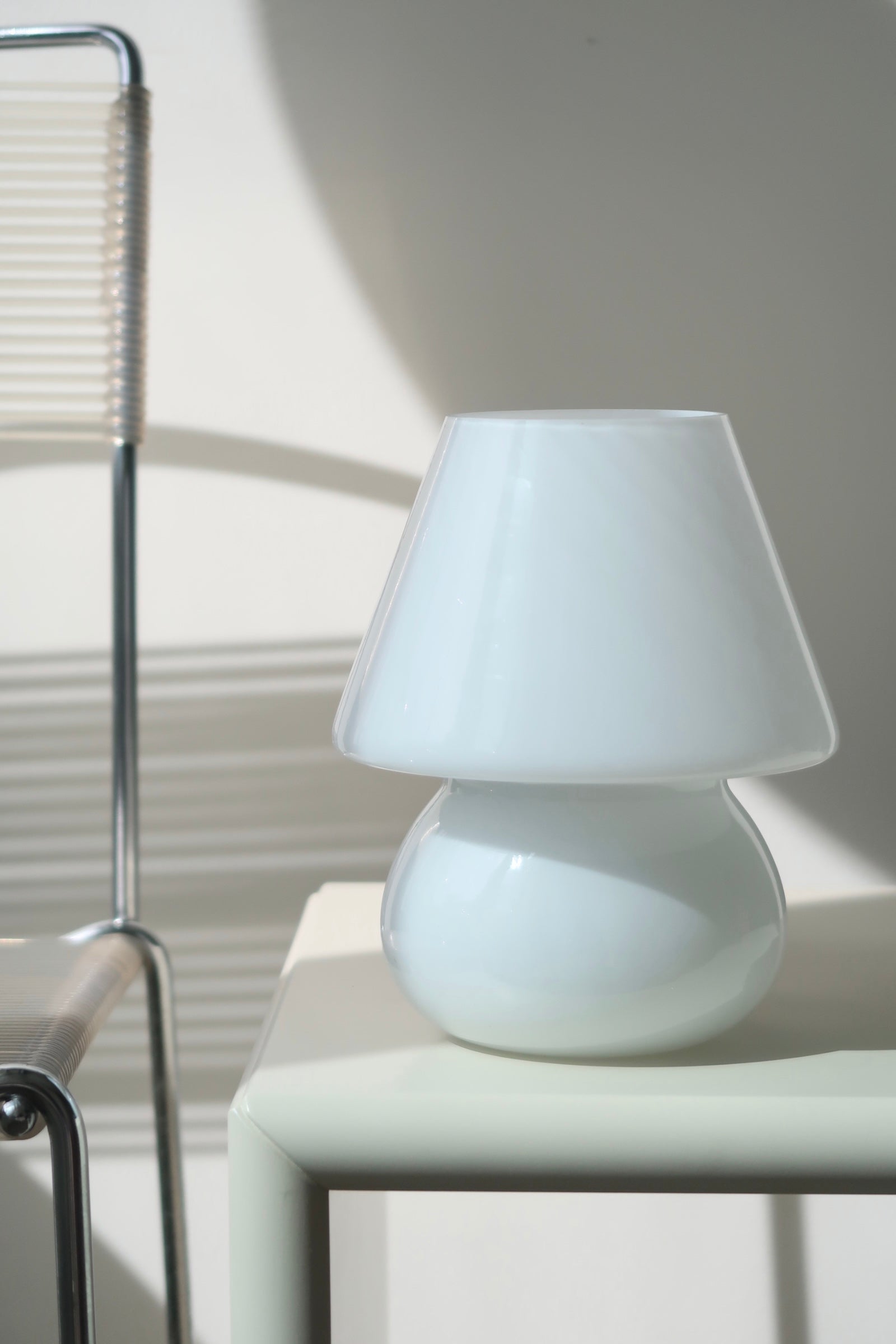 Vintage Murano baby mushroom bordlampe. Mundblæst i hvid glas med swirl mønster. Håndlavet i Italien, 1970erne, og kommer med ny hvid ledning. H:20 D:16 cm