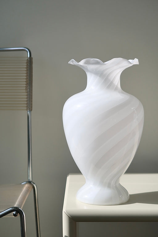Smuk vintage Murano vase med swirl. Mundblæst vase i hvid glas i en afbalanceret korpus form. Håndlavet i Italien, 1970erne. H:32 cm D:18 cm