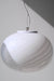 Vintage Murano pendel loftlampe i hvid glas. Glasset er mundblæst i oval form med et smukt swirl mønster. Håndlavet i Italien, 1970erne, og kommer med  original label samt justerbart ophæng. D:35 cm H:25 cm (glas)