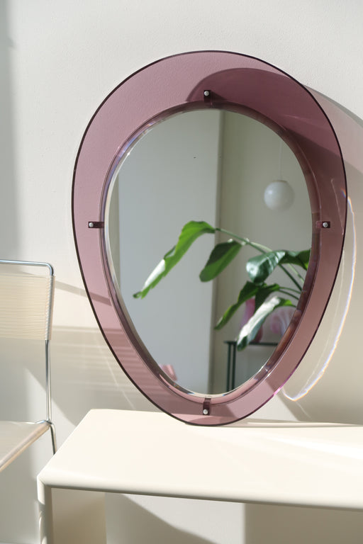 Originalt vintage italiensk spejl i en smuk burgundy nuance. Håndlavet i Italien, 1970erne. Fremstår med alm aldersrelateret patina . Perfekt størrelse til badeværelse eller hall. Kom forbi vores showroom og se det. Mål 63x117 cm