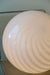 Stor vintage Murano loftlampe i hvid glas med ikonisk swirl og messing ophæng. Håndlavet i Italien, 1970erne, og kommer med ny hvid ledning. D: 45 cm 