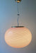 Stor vintage Murano Vetri loftlampe i bubble gum lyserødt glas. Glasset er mundblæst i oval form med et smukt swirl mønster. Håndlavet i Italien, 1970erne, og har messing ophæng. D:40 cm H:31 cm (glas)