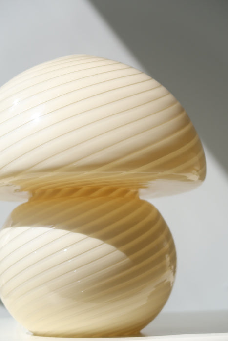 Den fineste vintage Murano Vetri mushroom / champignon lampe i en blød gul nuance med den smukkeste swirl. Lampen er mundblæst i ét stykke glas og har et let og organisk udtryk. Håndlavet i Italien, 1970erne, og er i utrolig god stand med originalt Murano Vetri mærke og ny hvid ledning. H:29 cm⁠ D:25 cm⁠