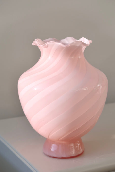 Stor vintage Murano glasvase med swirl. Mundblæst i rosa glas i en skulpturel form. Fremstår i meget god stand med original label. Håndlavet i Italien, 1970erne. H:26 cm D:19 cm
