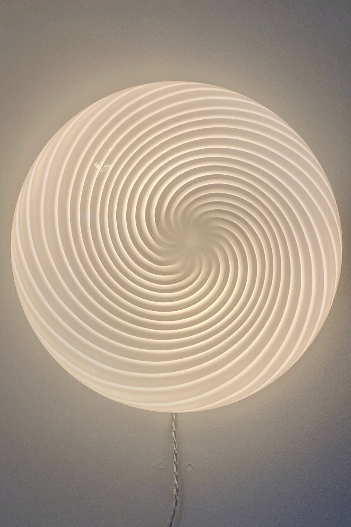 Ekstra stor vintage Murano plafond loftlampe. Mundblæst i hvid opal glas med swirl mønster. Perfekt til rum med begrænset lofthøjde eller som en skulpturel væglampe. Håndlavet i Italien, 1970erne. D:45 cm H:15