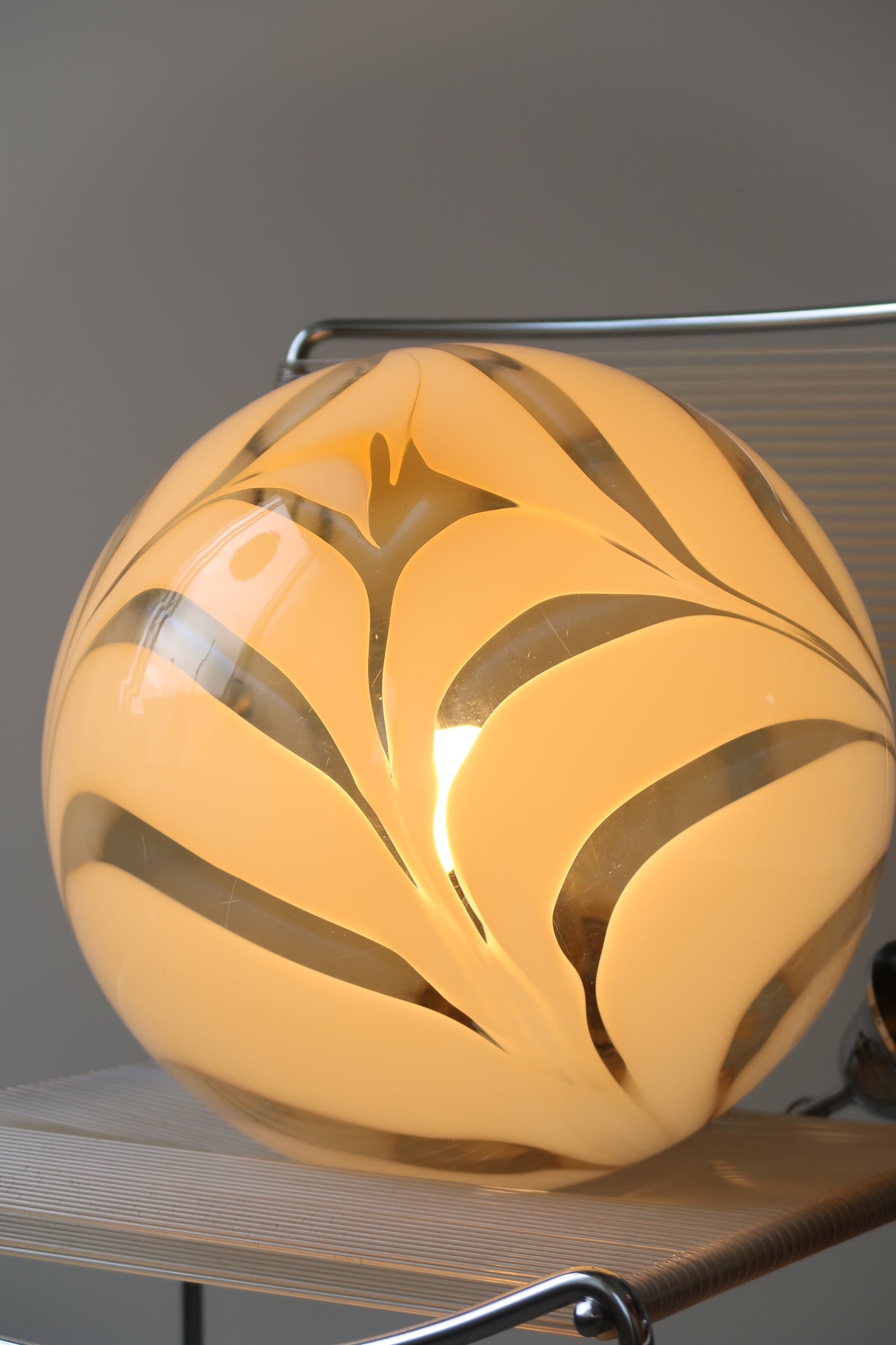 Vintage Murano pendel loftlampe i den fineste creme gule nuance. Mundblæst i rund form og har sølv ophæng. Håndlavet I Italien, 1970erne, og har nogen patina på glas. D:40 cm.   Item 204-10