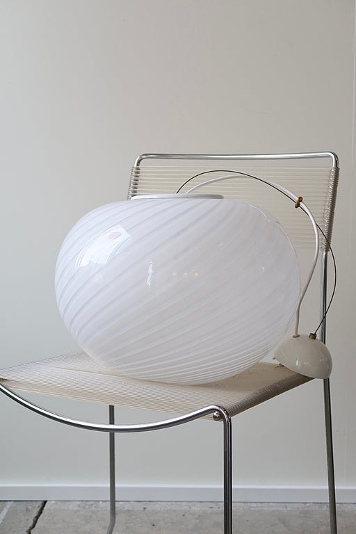 Vintage Murano loftlampe i hvid glas med en fantastisk smuk swirl. Mundblæst i oval form. Håndlavet i Italien, 1970erne, og kommer med ny hvid ledning. D:40 cm H:30 cm  vintage murano venice glass ceiling lamp swirl white
