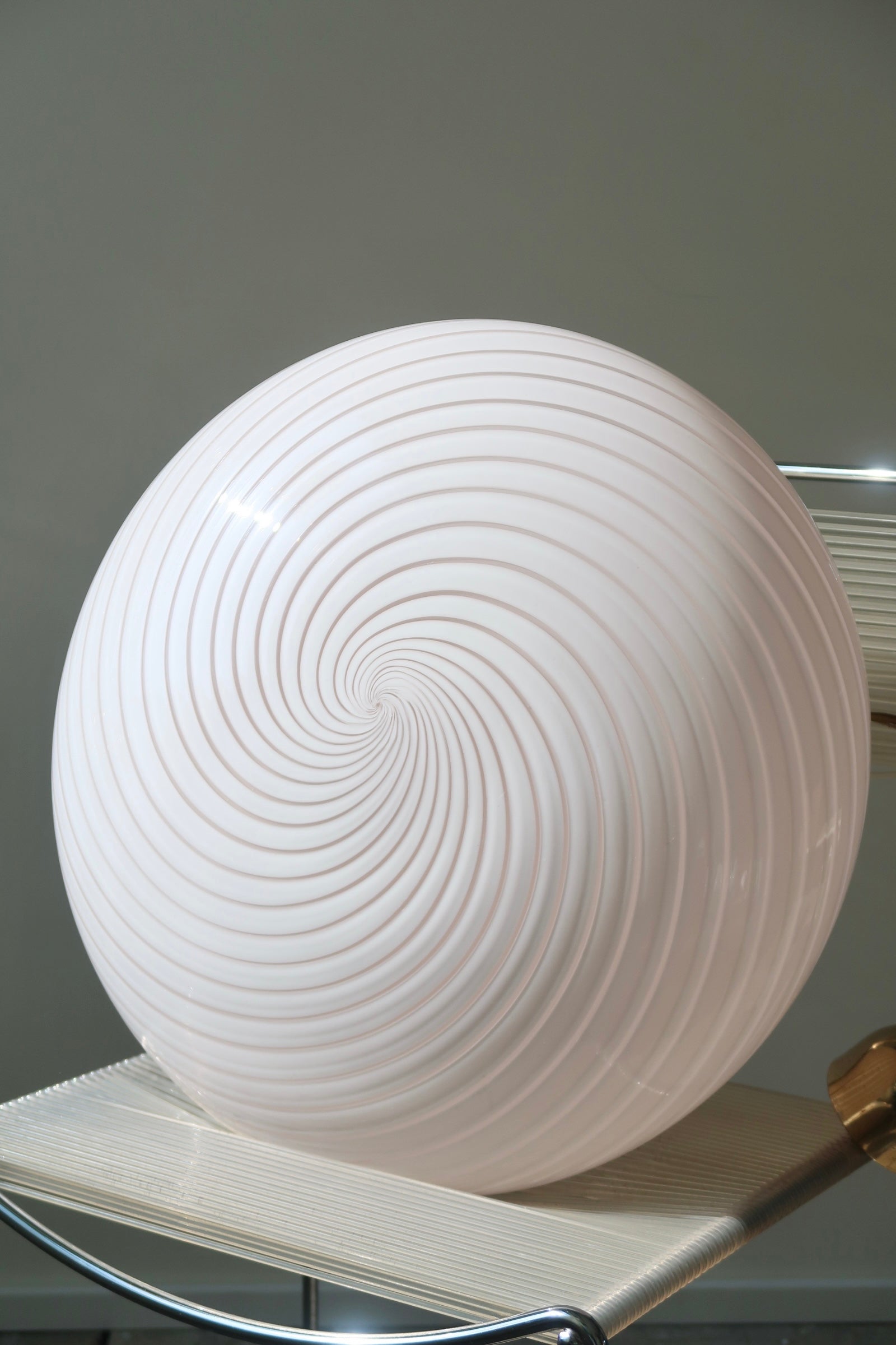 Vintage Murano loftlampe pendel i en blød lyserød nuance. Mundblæst i glas med swirl. Messing ophæng. Håndlavet I Italien, 1970erne. D:50 cm H:27 cm 