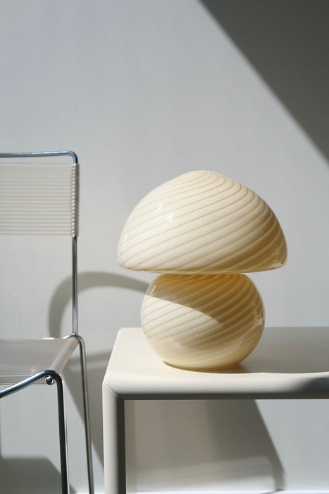 Den fineste vintage Murano Vetri mushroom / champignon lampe i en blød gul nuance med den smukkeste swirl. Lampen er mundblæst i ét stykke glas og har et let og organisk udtryk. Håndlavet i Italien, 1970erne, og er i utrolig god stand med originalt Murano Vetri mærke og ny hvid ledning. H:29 cm⁠ D:25 cm⁠