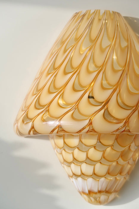 Vintage Murano Mazzega væglampe. Mundblæst glas i orange og gule nuancer. Kommer med hvidt metal ophæng samt E14 fatning. Håndlavet i Italien, 1970erne. 