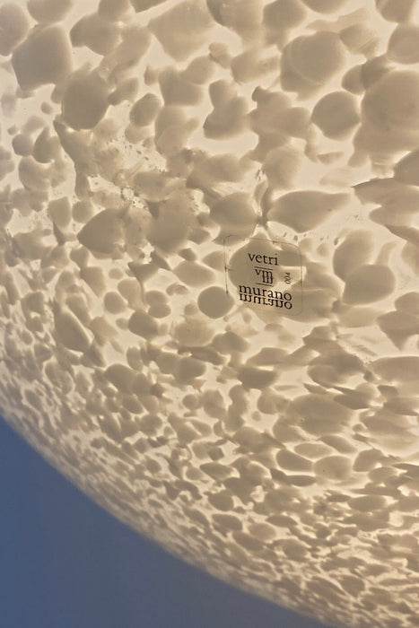 Vintage Murano Vetri moon pendel / loftlampe. Mundblæst i hvidt glas i oval form med et særligt speckled mønster og har justerbart ophæng. Håndlavet i Italien, 1970erne, og har original label. D:45 cm H:33 cm