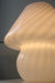 Vintage stor Murano hvid mushroom bordlampe med swirl mønster. Mundblæst i ét stykke glas. Giver et virkelig fint lys i de mørke aftener. Håndlavet i Italien, 1970erne, har originalt Murano Vetri klistermærke og kommer med ny hvid ledning. H:36 cm D:30 cm