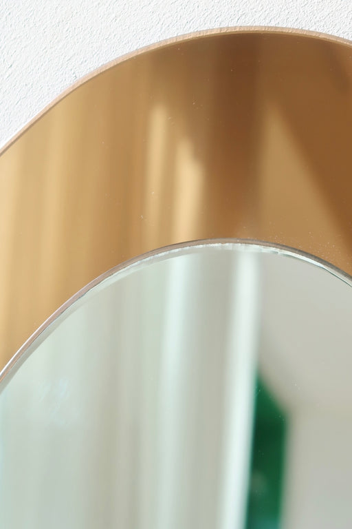 Originalt vintage italiensk glasspejl i orange bronze glas. Håndlavet i Italien, 1970erne. Glasset fremstår med aldersrelateret patina. Perfekt størrelse til badeværelse eller entré. Kom forbi vores showroom og se det.  Mål 64x89,5 cm