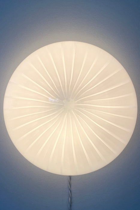 Vintage Murano plafond loftlampe / væglampe. Mundblæst hvid opal glas med swirl striber og hvid bund. 1x E27 fatning. Håndlavet i Italien, 1970erne.  D:30 cm⁠⁠ H:15 cm. 