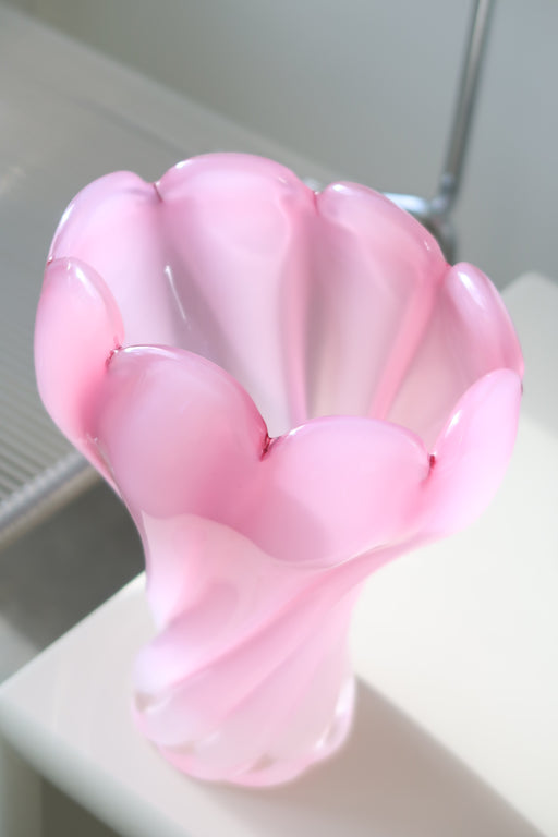 Vintage Murano vase i lyserød / pink alabastro glas. Denne glastype er blevet et samleobjekt grundet sjældenhed og den helt fantastiske nuance. Vasen er mundblæst i en organisk swirl form. Håndlavet i Italien, 1950/60erne. H:22 cm B:18,5 D:15 cm