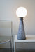 Sjælden vintage Murano space age bordlampe. Mundblæst hvid kuppel sat på glassøjle med mønster. Utrolig skulpturel. Håndlavet i Italien, 1970erne. H:60 cm⁠ D:20 cm⁠⁠