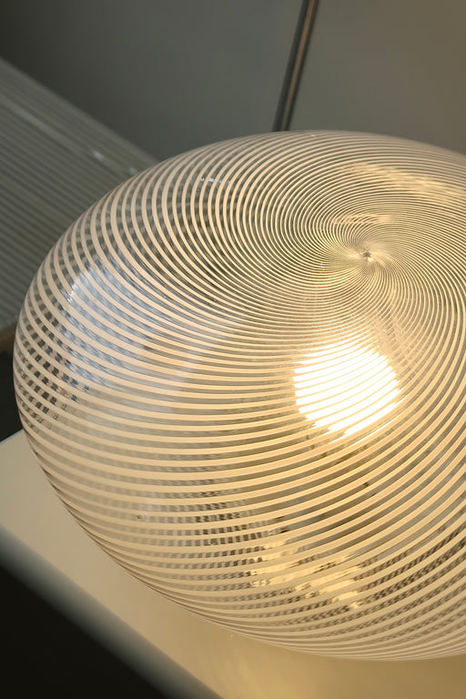 Vintage Murano filigrana plafond loftlampe i klart glas med tydeligt hvid swirl mønster. Messing bund. Giver det fineste mønster på loftet og væggen. 1 x E27 fatning. Håndlavet i Italien, 1970erne. D:40 cm H:21 cm