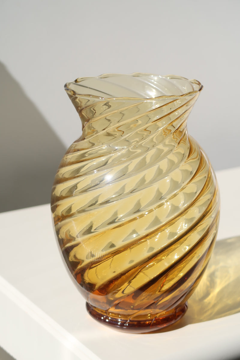 Vintage Murano amber yellow swirl vase H: 20 cm