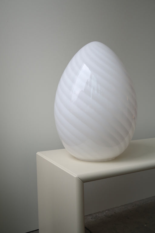 Vintage stor Murano egg lampe i hvid glas med swirl. Mundblæst i en smuk oval form som et æg og er derfor kendt som ''egg lamp''. 
