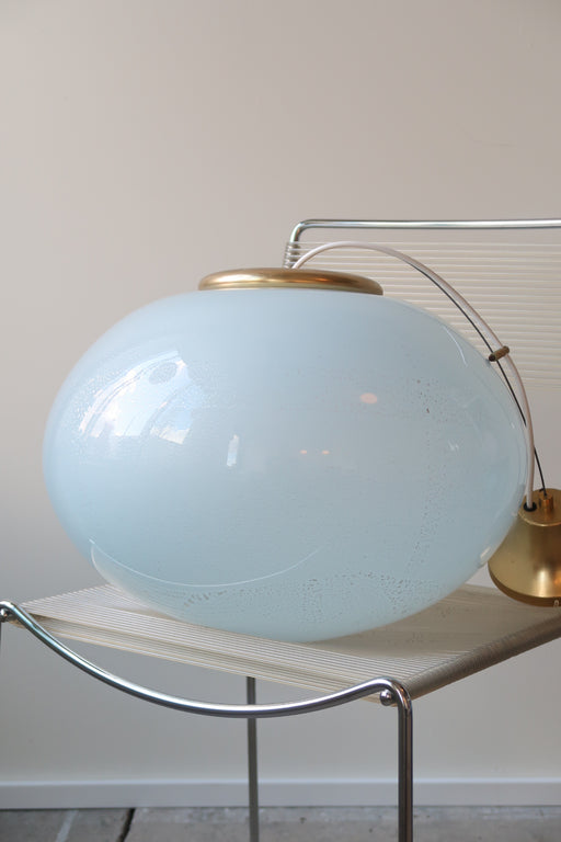 Vintage Murano pendel loftlampe i glas. Mundblæst i baby blå glas med sølv glimmer. Lampen har original mærkat. Håndlavet i Italien, 1970erne, og kommer med ny hvid ledning. D:40 cm 