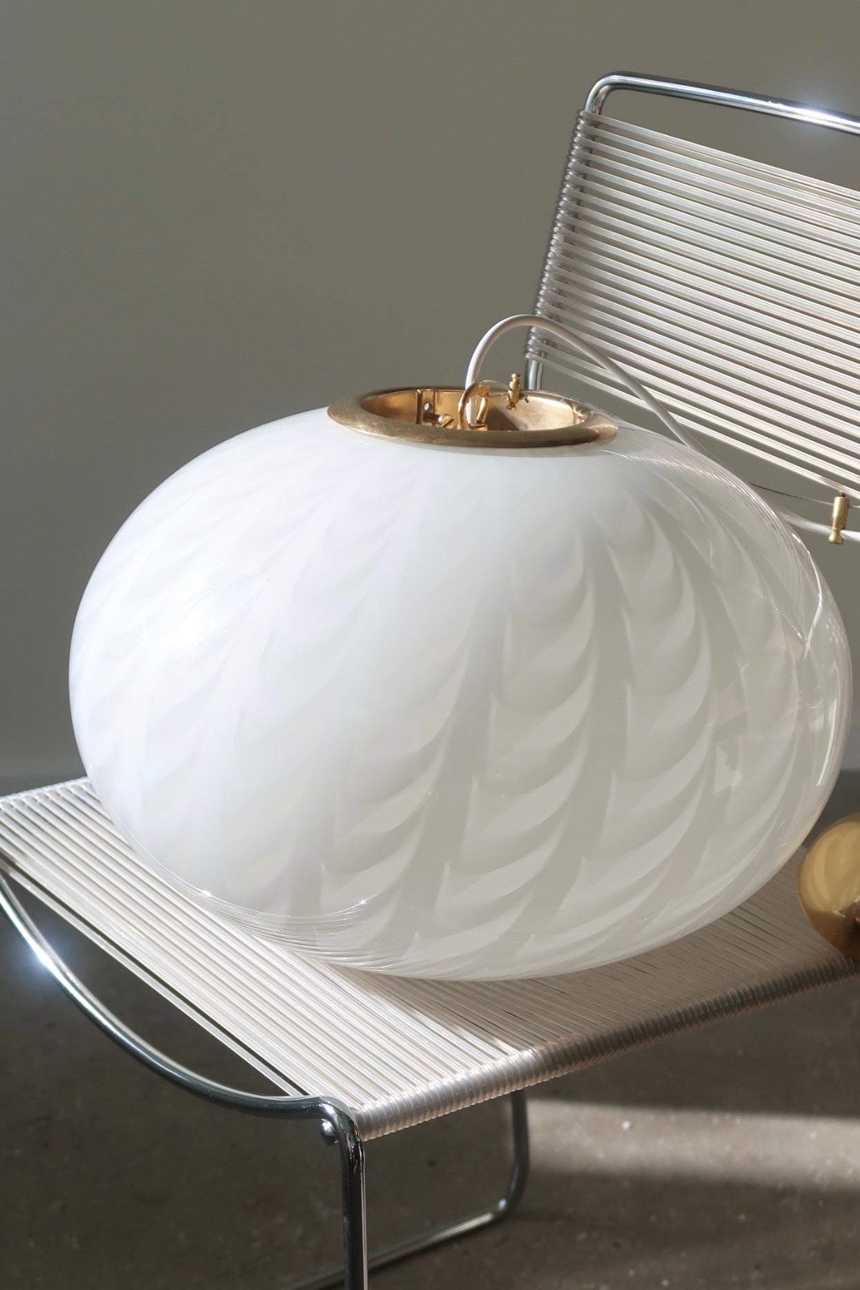 Vintage Murano oval loftlampe pendel med messing ophæng. Mundblæst i hvid opal glas med draperet mønster og swirl. Håndlavet I Italien, 1970erne. D:40 cm.  loftslampe pendel ceiling lamp pendant globe 