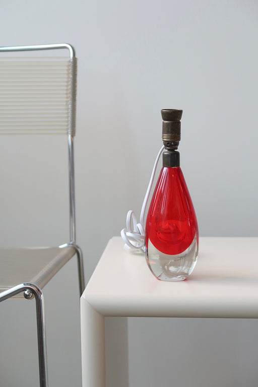 Smuk vintage Murano Sommerso lampefod i rød og transparent glas. Den perfekte størrelse til et sengebord eller en vindueskarm. Udført i Sommerso teknik. Håndlavet i Italien, 1970erne, og kommer med ny hvid ledning. H:22,5 cm B:7,5 cm D:5 cm 