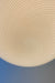 Stor vintage Murano pendel loftlampe i creme glas. Glasset er mundblæst i cirkulær form med et smukt hvidt swirl mønster. Messing ophæng. Håndlavet i Italien, 1970erne. D:45 cm 