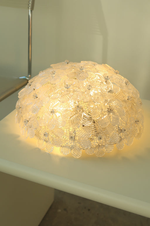 Smuk vintage Murano fiori plafond loftlampe. Lampen består af mundblæste blomster i glas med fine guld detaljer. Har to E14 fatninger og giver et meget behageligt lys. Håndlavet i Italien, 1970/60erne, og har ny ledning. D:27 cm⁠⁠ H:14 cm.