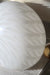 Vintage Murano oval loftlampe pendel med messing ophæng. Mundblæst i hvid opal glas med draperet mønster og swirl. Håndlavet I Italien, 1970erne. D:40 cm.  loftslampe pendel ceiling lamp pendant globe 