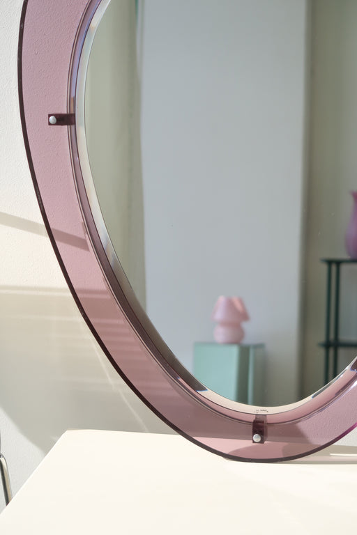 Originalt vintage italiensk spejl i en smuk burgundy nuance. Håndlavet i Italien, 1970erne. Fremstår med alm aldersrelateret patina . Perfekt størrelse til badeværelse eller hall. Kom forbi vores showroom og se det. Mål 63x117 cm