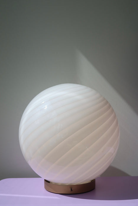 Vintage enormt stor Murano bordlampe / gulvlampe. Lampen har den mest fantastiske swirl og messing bund. Mundblæst i hvid glas. Håndlavet i Italien, 1970erne, og kommer med ny hvid ledning. 