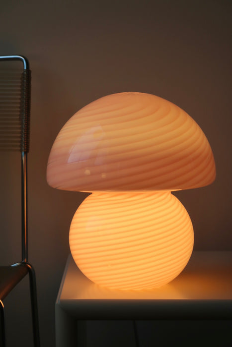 Den fineste vintage Murano Vetri mushroom / champignon lampe i en bubblegum lyserød nuance med den smukkeste swirl. Lampen er mundblæst i ét stykke glas og har et let og organisk udtryk. Håndlavet i Italien, 1970erne, og er i utrolig god stand med originalt Murano Vetri mærke og ny hvid ledning. H:28 cm⁠ D:22 cm⁠