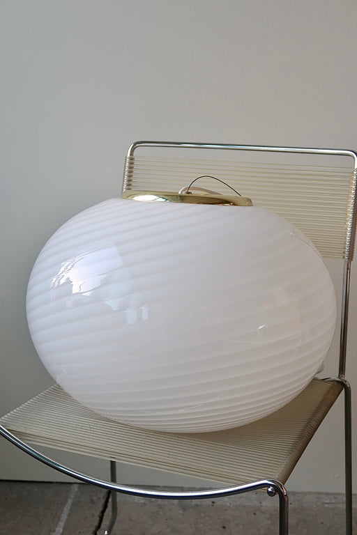 Smuk vintage Murano loftlampe i glas med messing ophæng. Glasset er mundblæst i semi oval form med hvid swirl mønster. Håndlavet i Italien, 1970erne, og kommer med ny hvid ledning. D:45 cm  