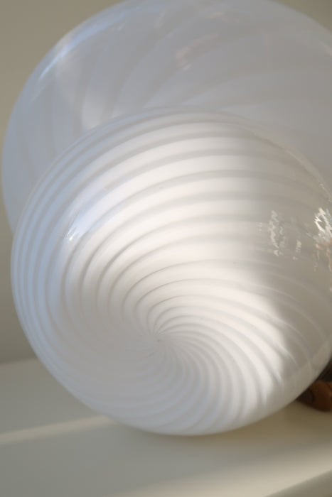 Vintage stor Murano hvid mushroom bordlampe med swirl mønster. Mundblæst i ét stykke glas. Giver et virkelig fint lys i de mørke aftener. Håndlavet i Italien, 1970erne, og kommer med ny ledning. H:40 cm D:35 cm