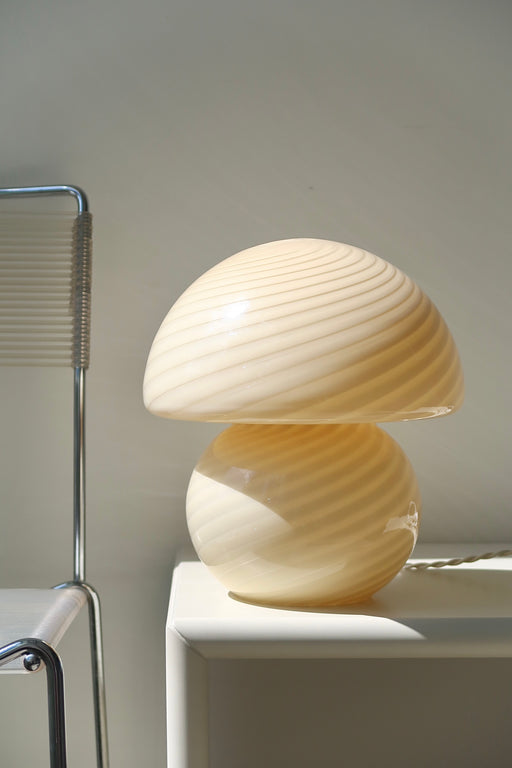 Den fineste vintage Murano Vetri mushroom / champignon lampe i en blød gul nuance med den smukkeste swirl. Lampen er mundblæst i ét stykke glas og har et let og organisk udtryk. Håndlavet i Italien, 1970erne, og er i utrolig god stand med originalt Murano Vetri mærke og ny hvid ledning. H:27 cm⁠ D:24 cm⁠