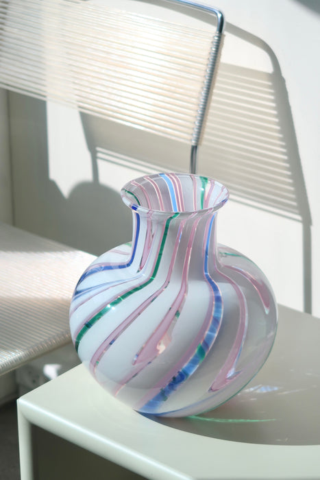 Stor vintage Murano vase i smukke smukke nuancer. Mundblæst i glas med swirl mønster i hvid, lyserød, blå og grønne toner. Håndlavet i Italien, 1970erne. H:25 cm D:23 cm.