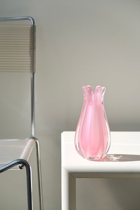 Vintage Murano vase i lyserød / pink alabastro glas. Denne glastype er blevet et samleobjekt grundet sjældenhed og den helt fantastiske nuance. Vasen er mundblæst i en organisk form. Håndlavet i Italien, 1950/60erne. H:15,5 cm D:7 cm 