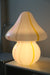 Ekstra stor vintage Murano mushroom lampe i en sjælden form og kombination af flere nuancer. Helt fantastisk. Mundblæst i ét stykke hvid glas med striber i lyserød, gul, blå, grøn og grå. Håndlavet i Italien, 1970erne, og kommer med ny hvid ledning. H:45 cm D:35 cm⁠⁠